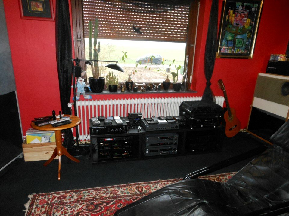 In H&ouml;rrichtung rechts: links von Oben: Sony WM Proffesional DC; NakamichiCR4; Grundig CD8400MKIILamp; Aiwa XK009M; Pioneer CT-F1250; Abacus AMP50; Sharp VTZ3500; Mitte: Toshiba AD4; NAD 1300; Stax SRD-X Pro;ASC 2001; Nordmende Caruso; Rechts von oben:Nordmende Kofort Stereo;Advent 100A;Pioneer CT-W851R;NAD 4300;NAD5300 Ganz rechts von oben: Dual 1209;Revox B215S